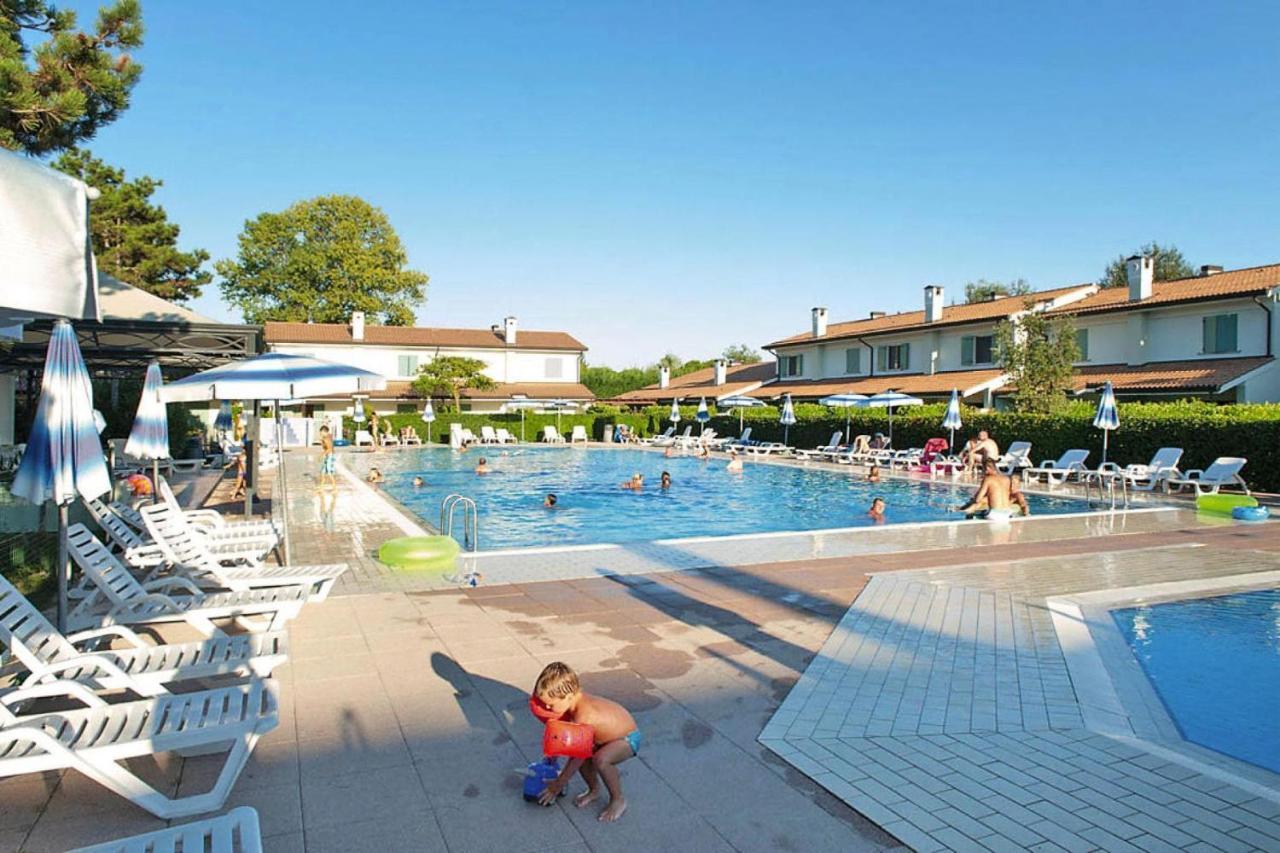 Terraced House In The Ca' Del Pino Holiday Complex With Communal Pool In Bibione Exterior photo