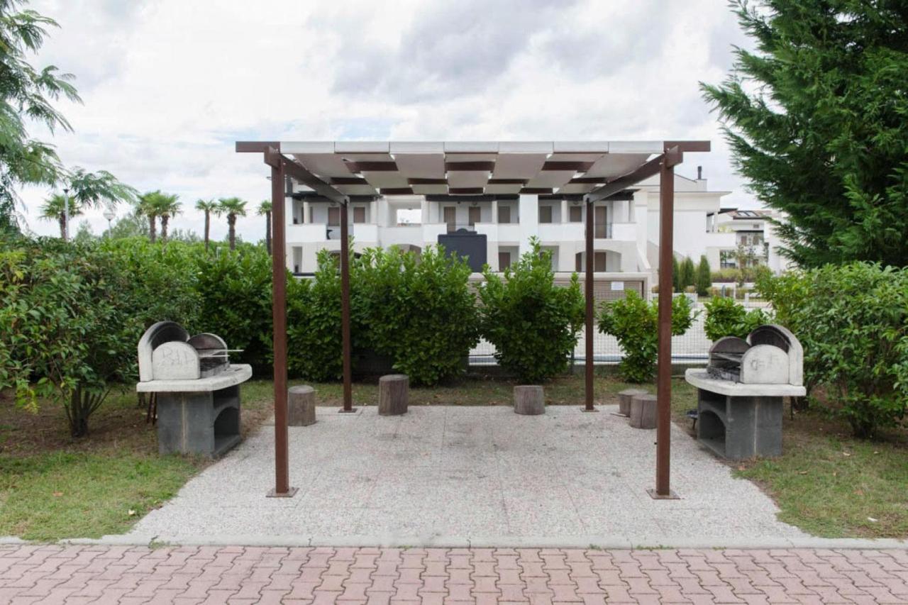 Terraced House In The Ca' Del Pino Holiday Complex With Communal Pool In Bibione Exterior photo